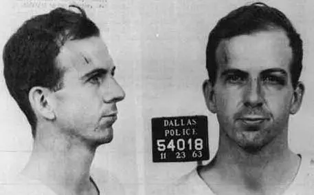 La foto segnaletica del presunto killer di JFK