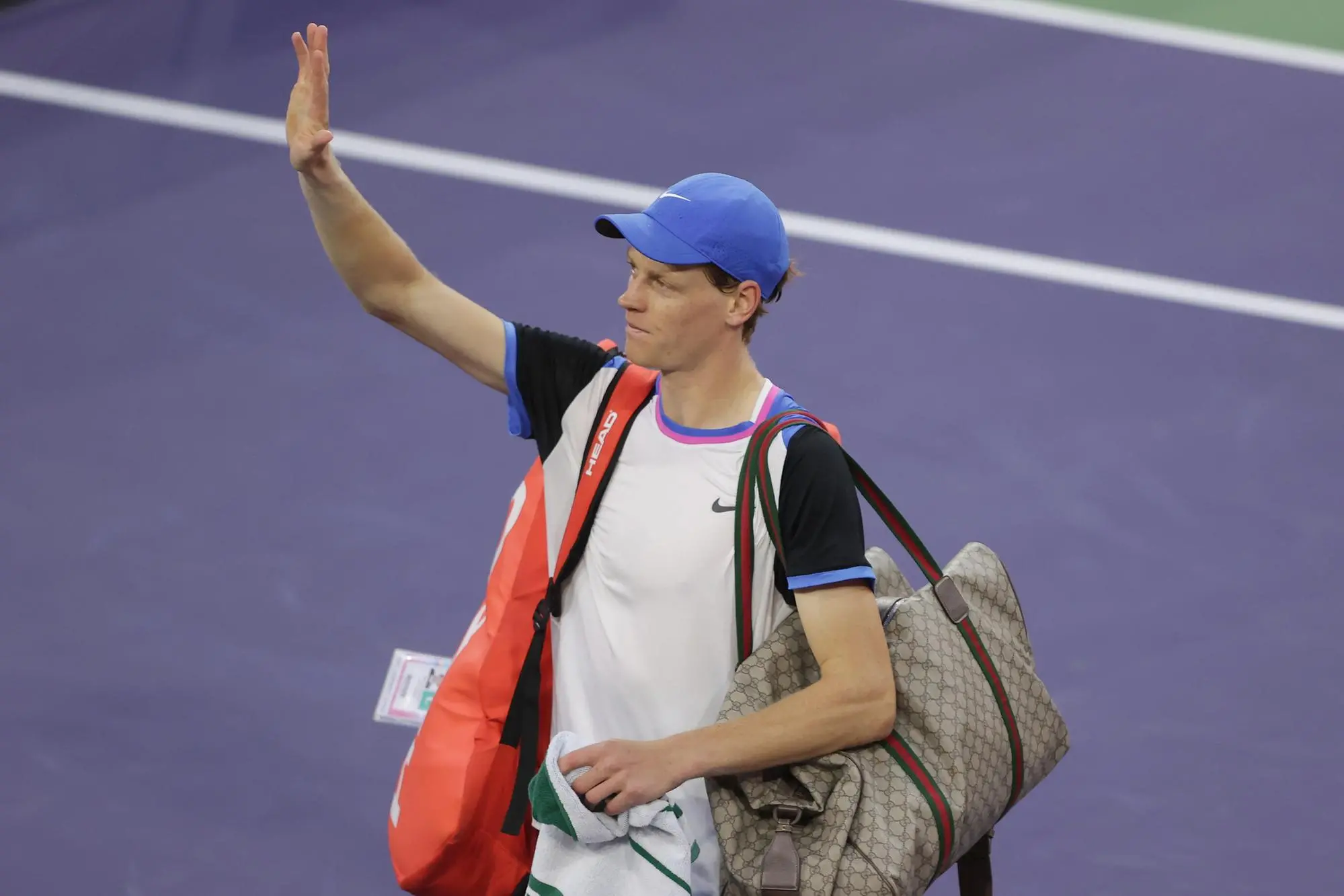 epa11225117 Yannik Sinner of Italy acknowledges the crowd while walking off the court after his loss to Carlos Alcaraz of Spain during their men's semi-final match at the BNP Paribas Open in Indian Wells, California, USA, 16 March 2024. EPA/DANIEL MURPHY