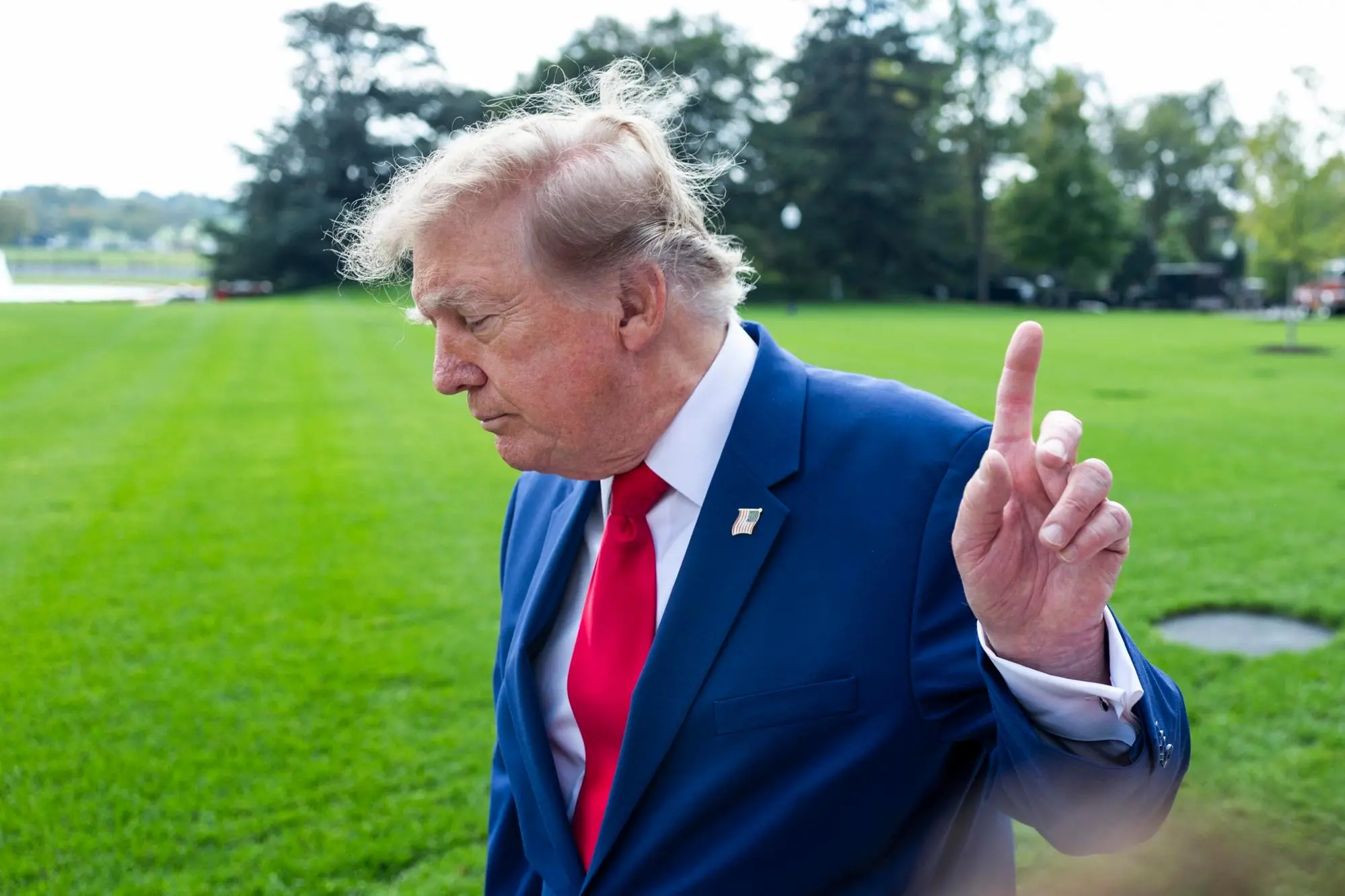 Trump attacca: «La Francia brucia, chiuda le frontiere» epaselect epa13309727 US President Donald Trump gestures to reporters as he departs the White House for a rally in Georgia, in Washington, DC, USA, 16 October 2026. President Trump will participate in a midterm rally in Dalton, Georgia, in support of local candidates Rick Jackson and Rep. Mike Collins. EPA/JIM LO SCALZO