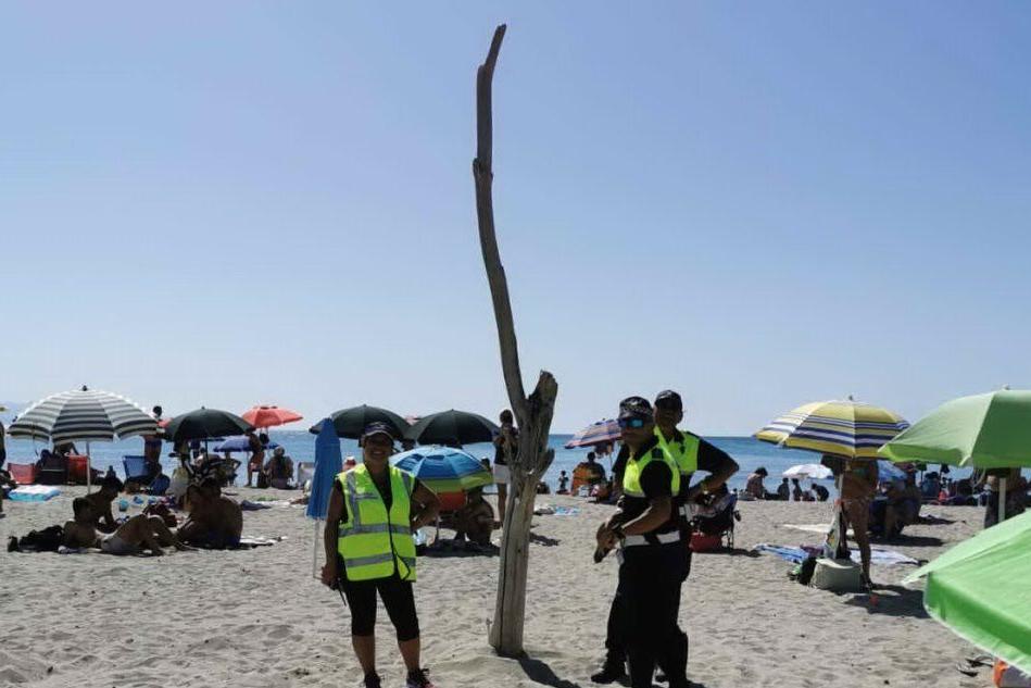 Un &quot;totem&quot; di 5 metri piantato in spiaggia al Poetto: intervengono i vigili