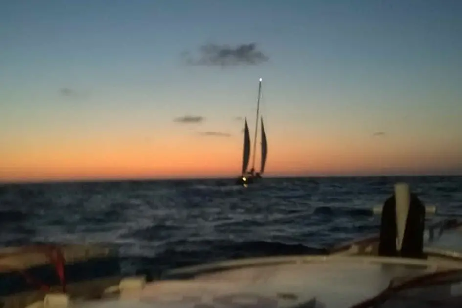 La barca avvistata all'alba (Foto Guardia costiera)