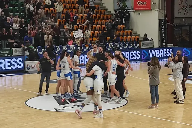 La festa della Dinamo Women a fine partita (foto G. Marras)