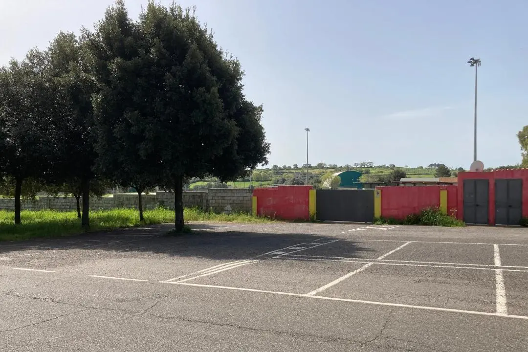 L'esterno del campo da calcio di Ghilarza