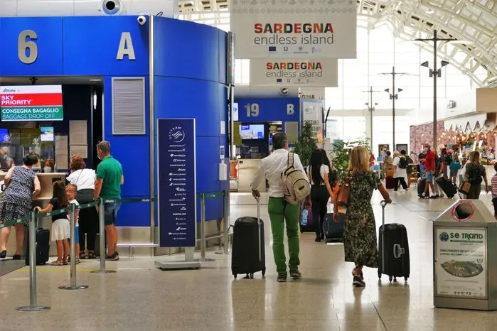 L'aeroporto di Elmas (foto Ansa)