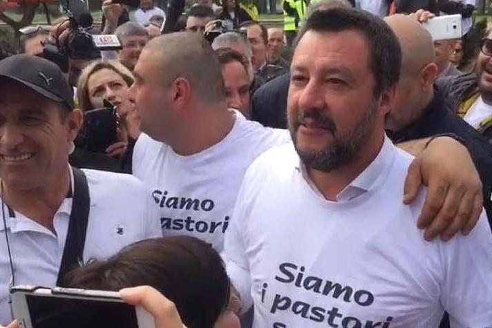 Salvini indossa la maglietta dei pastori