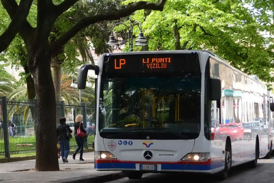 Un autobus (Archivio L'Unione Sarda)