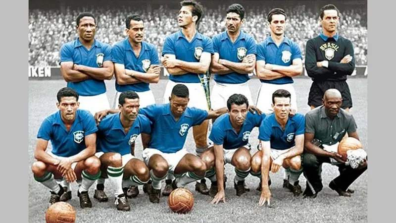 La formazione del Brasile che vinse i campionati del mondo di calcio nel 1958 in Svezia, Garrincha è il primo in basso a sinistra (foto Storie di calcio)