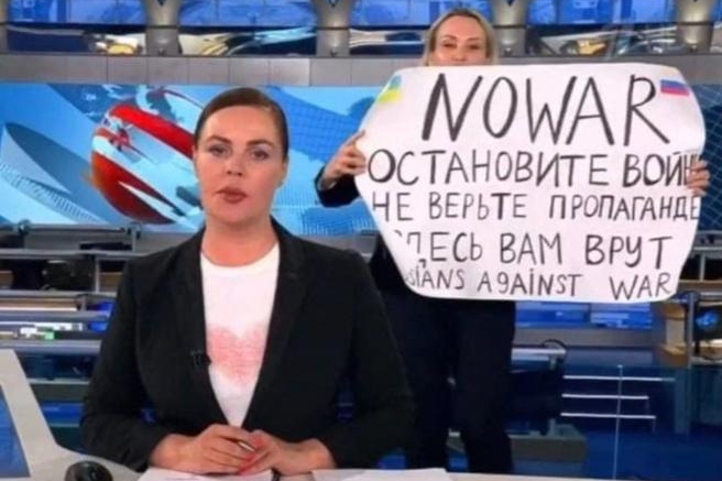 “Basta guerra”: la giornalista russa del blitz in tv multata e rilasciata