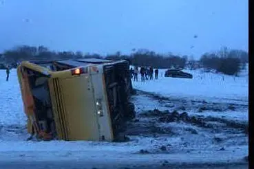 Lo scuolabus dopo l'incidente (foto da twitter)