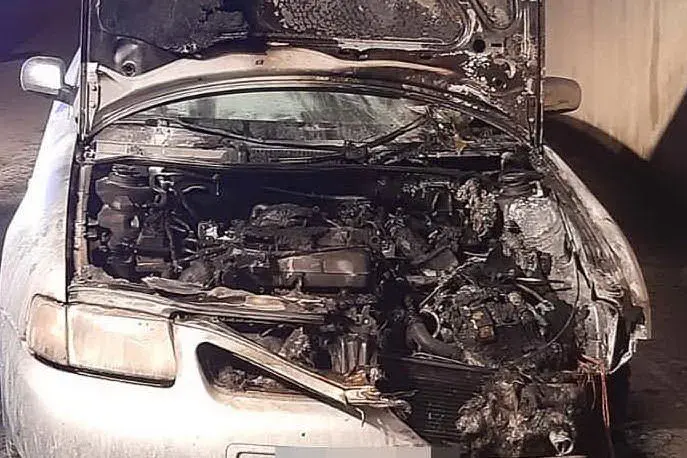 L'Audi distrutta dalle fiamme (L'Unione Sarda - Murru)