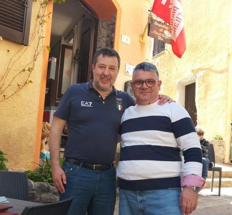 Le vacanze sarde di Matteo Salvini, visita a Castelsardo e foto con il ristoratore