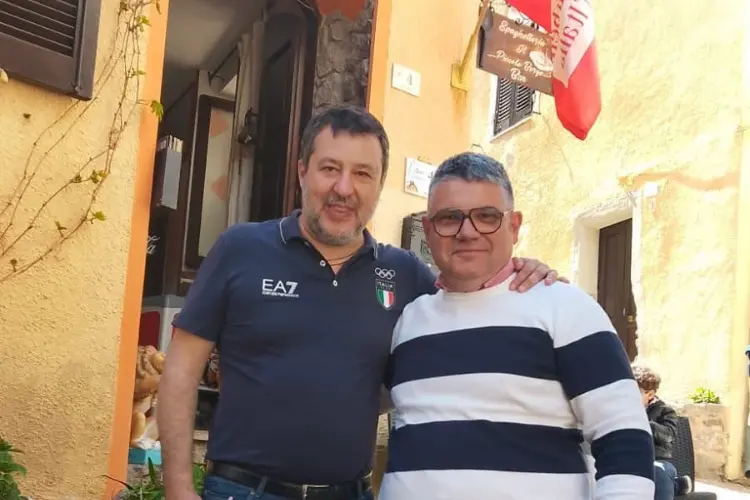 Il vicepremier Salvini con un ristoratore a Castelsardo (foto concessa)