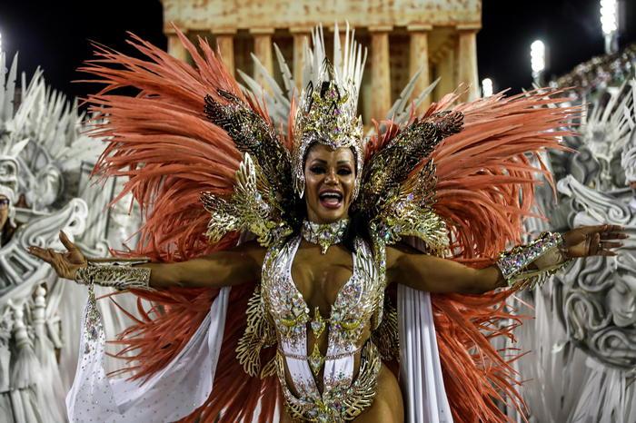 Rinviato ad aprile il Carnevale di Rio con le sfilate delle scuole di samba