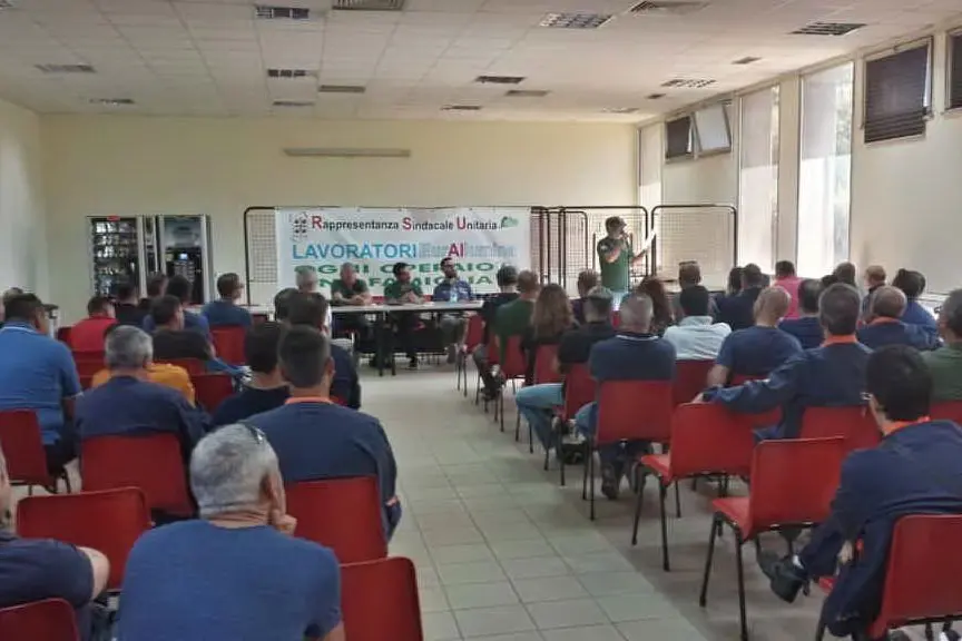 L'assemblea a Portovesme (foto L'Unione Sarda - Pani)