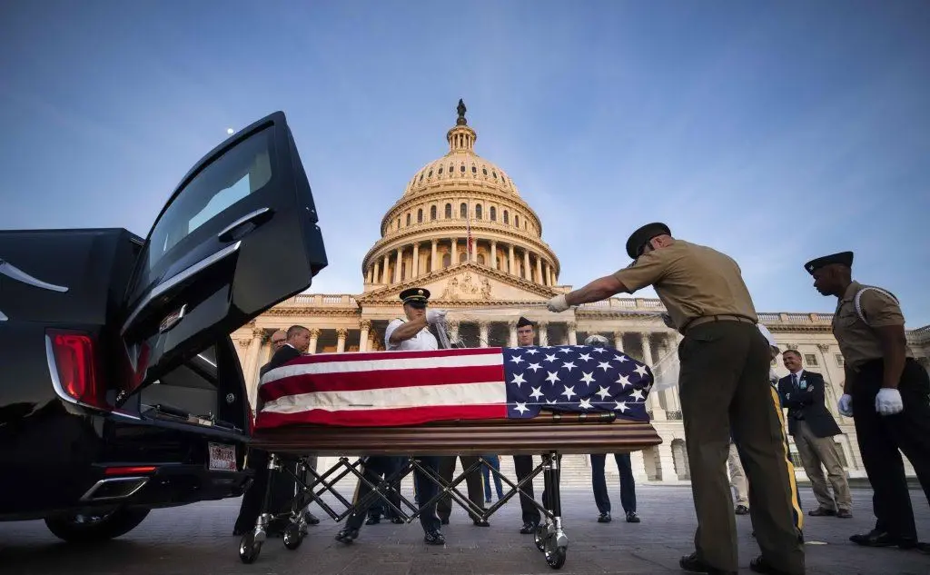 Il feretro verrà trasportato a Washington, dove si terranno i funerali