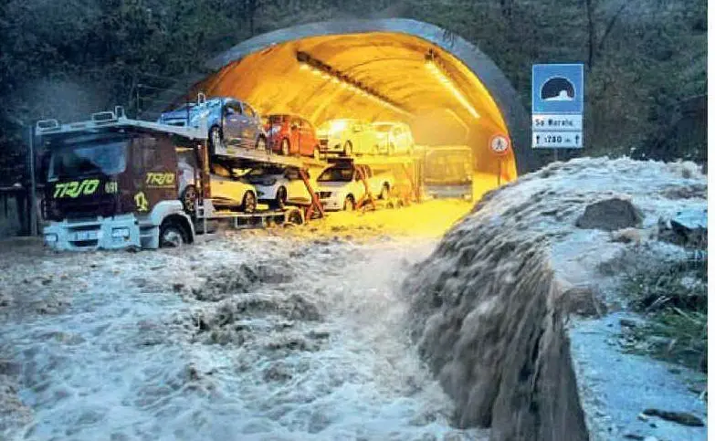 Nuoro, l'acqua inonda la galleria: auto e tir bloccati