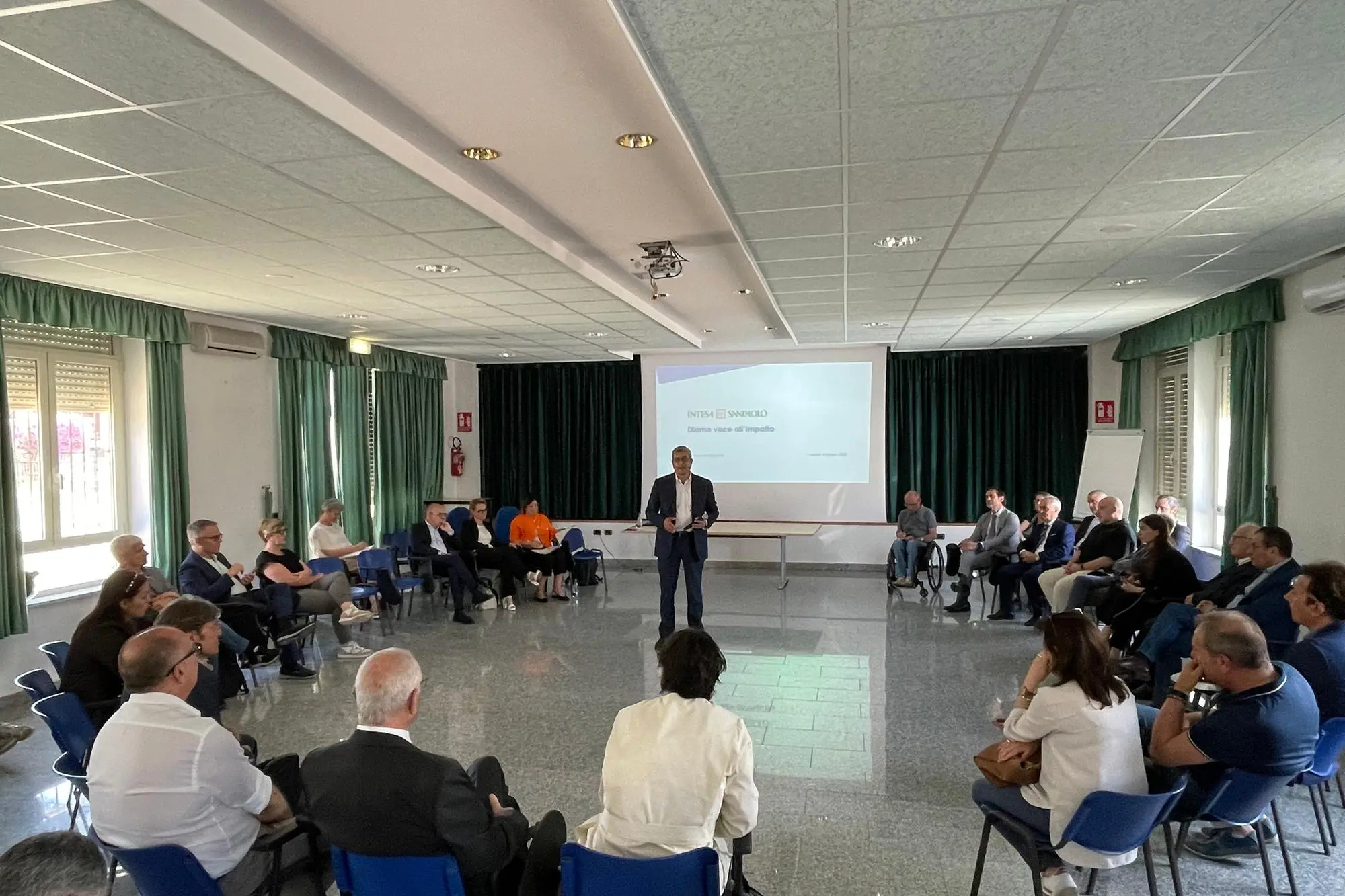 L'incontro a Cagliari tra Andrea Lecce, responsabile della Direzione Impact di Intesa Sanpaolo, e le aziende del terzo settore