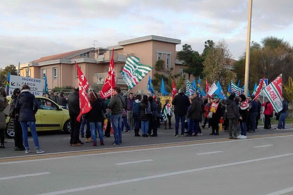 Una delle tante proteste di dipendenti e sindacalisti dell'Aias (foto Simone Farris)