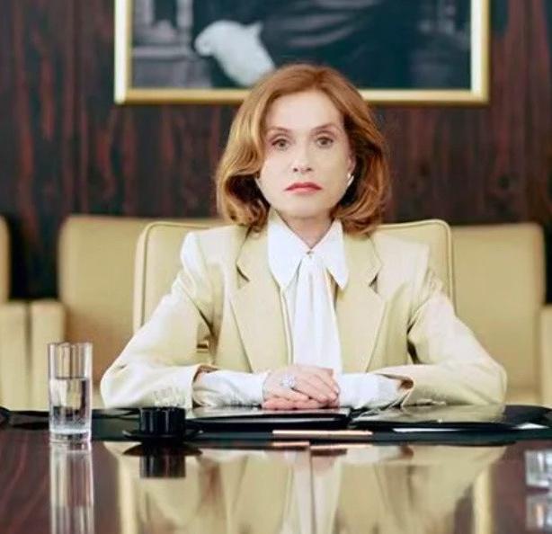 Isabelle Huppert,  ma i soldi fanno la felicità? E l’atmosfera ci porta al thriller