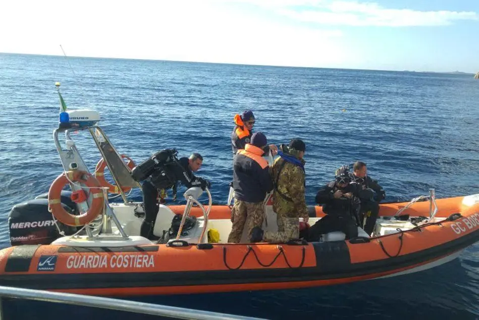 Il gommone della Guardia costiera al ritorno in porto