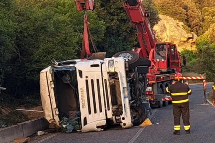 Il camion ribaltato