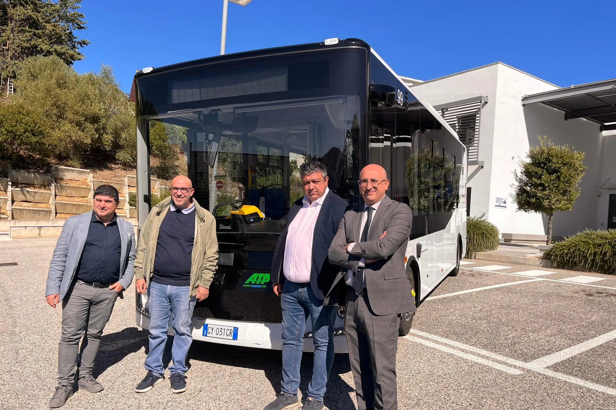 Uno dei due bus elettrici di Nuoro con i vertici di Atp comune e provincia (Fabio Ledda)
