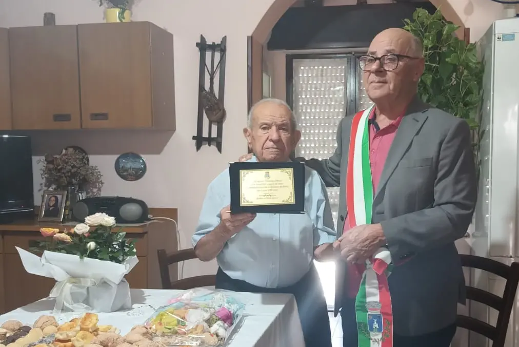 Vittorio Mura con il sindaco Alfredo Cannas (foto concessa)