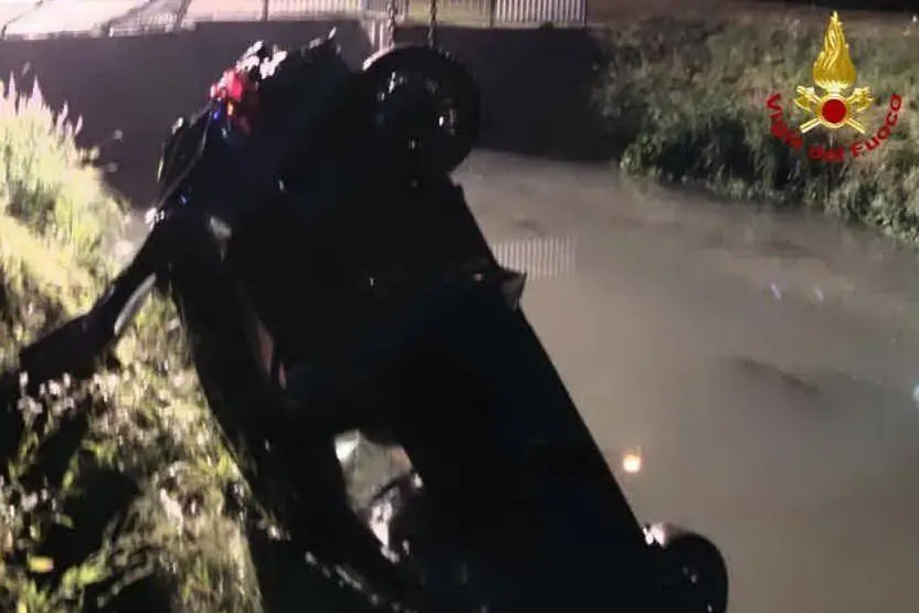 L'auto finita nel canale a Jesolo (Ansa)