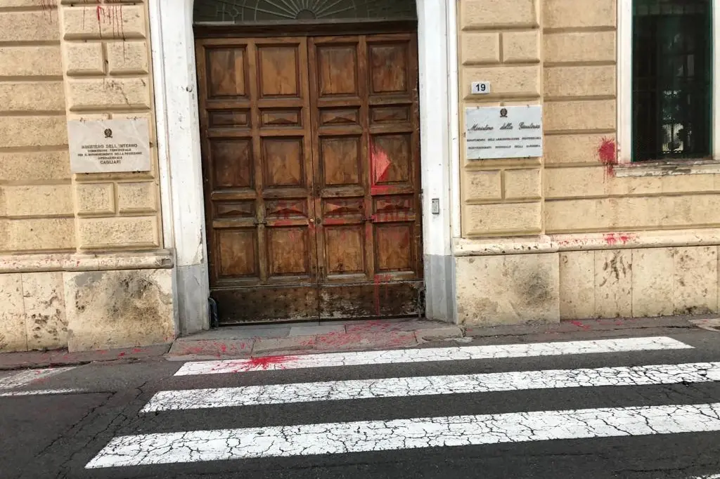 Il portone di Buoncammino imbrattato dai vandali
