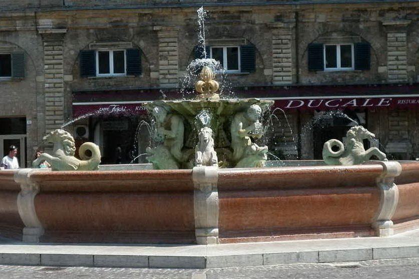 La Fontana di Piazza del Popolo a Pesaro (fonte Wikipedia)