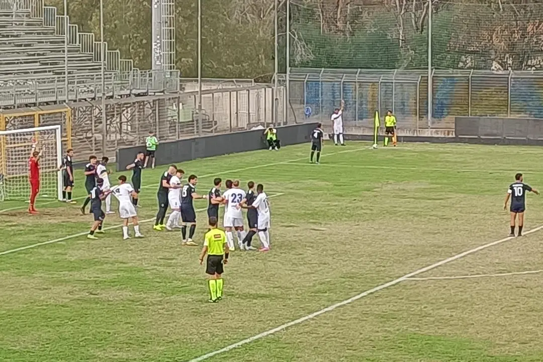 Buschiazzo in marcatura su un calcio d'angolo dell'Ischia (foto Ilenia Giagnoni)