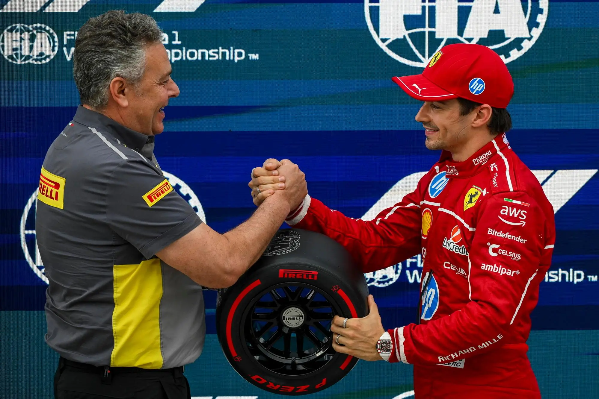 Charles Leclerc (a destra) dopo le qualifiche del gran premio di Formula 1 a Budapest (foto Ansa)