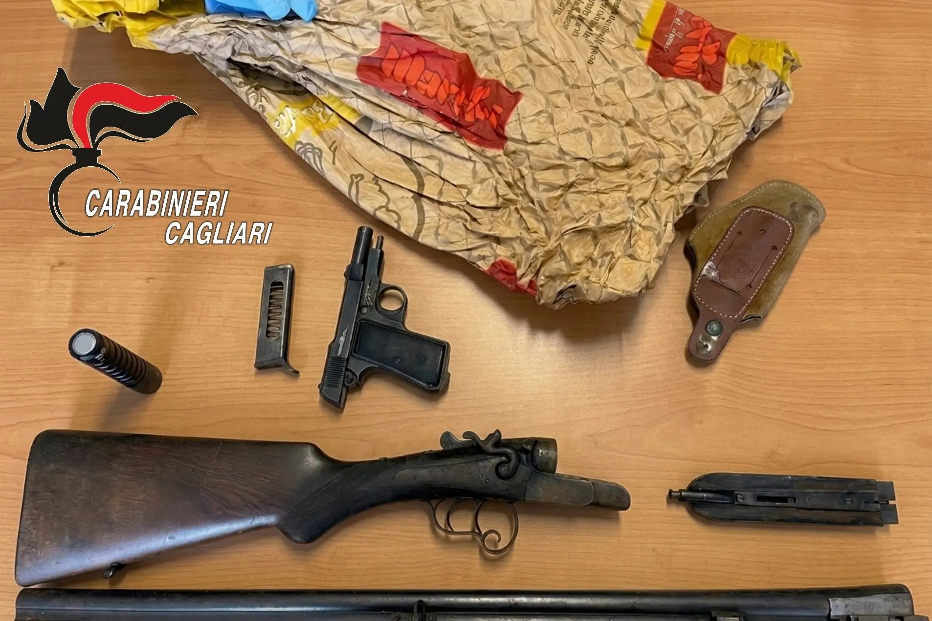 Le armi sequestrate (foto Cc)