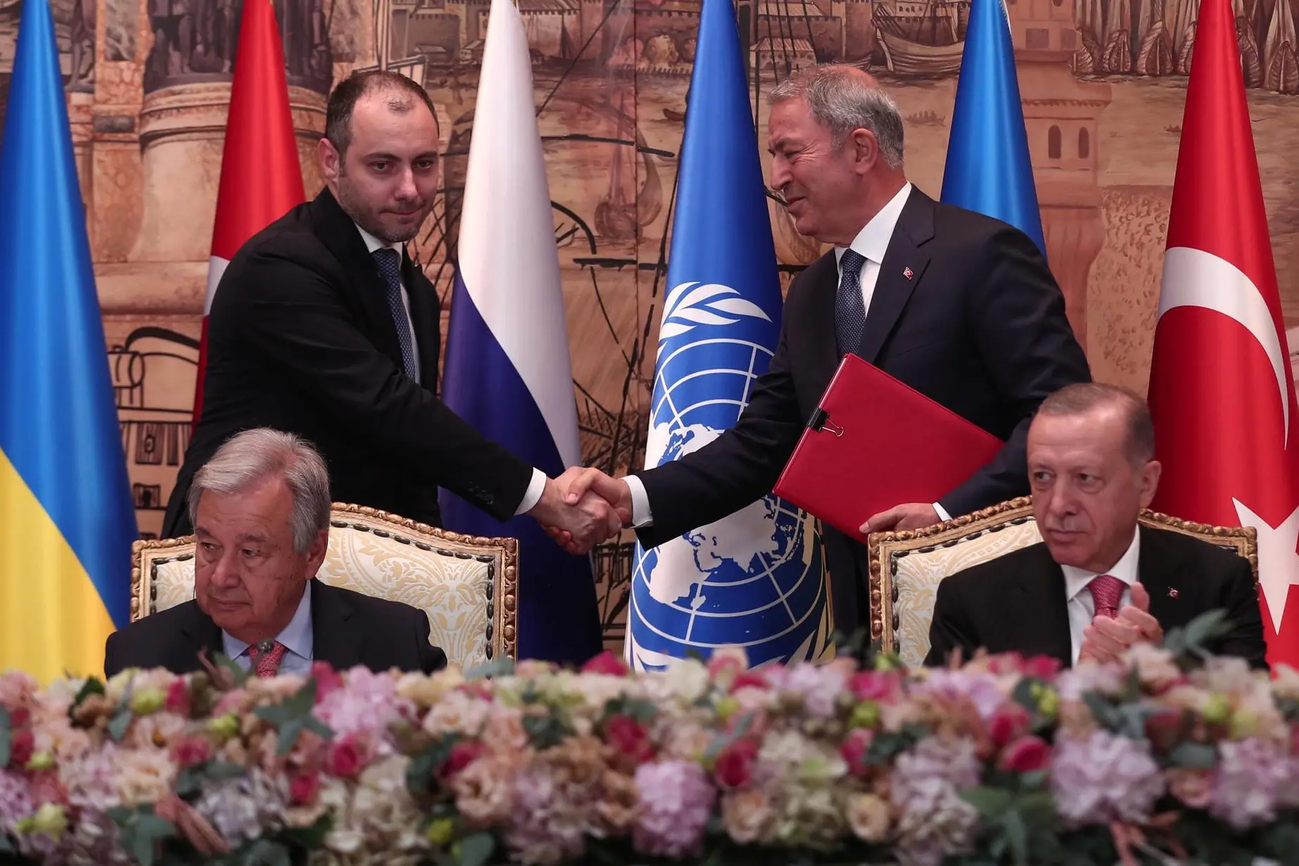 epaselect epa10086409 Turkish President Recep Tayyip Erdogan (down-R), UN Secretary-General Antonio Guterres (down-L), Oleksandr Kubrakov (up-L), Minister of Infrastructure of Ukraine and Turkish Defense Minister Hulusi Akar (up-R) attend a signing ceremony of the grain shipment agreement between Turkey-UN, Russia and Ukraine after their meeting in Istanbul, Turkey, 22 July 2022. According to the agreement, a coordination center will be established to carry out joint inspections at the ports and ensure route security. EPA/SEDAT SUNA