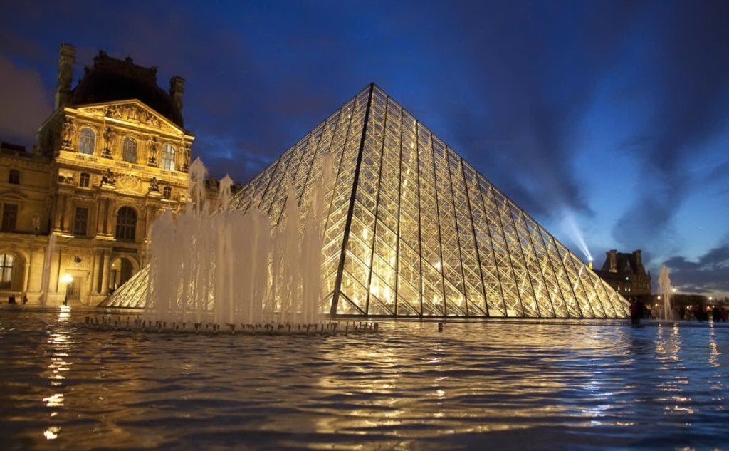 La celebre piramide del Louvre (Ansa)