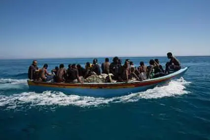 Sedici migranti sono stati salvati dai pescatori (Ansa)
