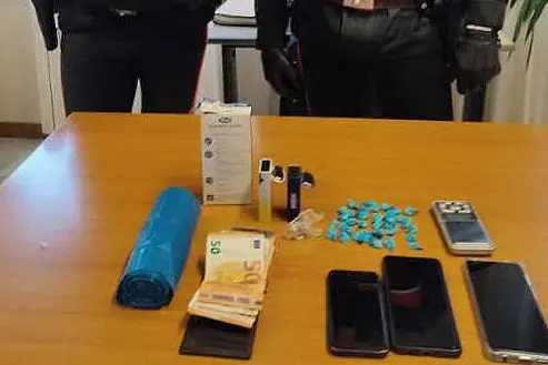La droga e il materiale sequestrato (Foto Carabinieri)