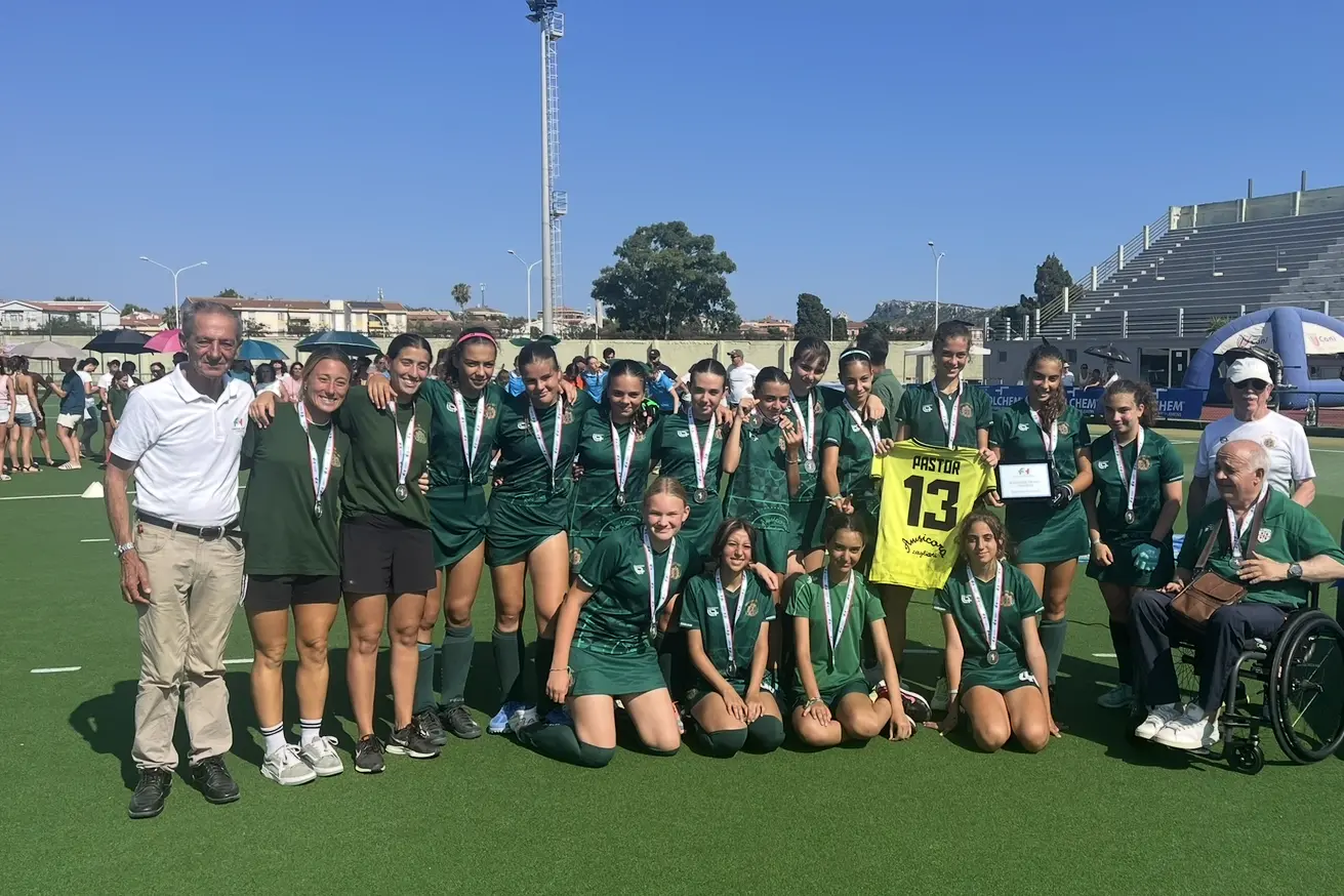 Atlete e staff dell'Amsicora, seconda classificata alle finali Ragazze disputate a Cagliari (Foto M.C.)