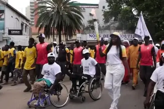 La fiamma dei Giochi Olimpici Giovanili attraversa le strade di Dakar