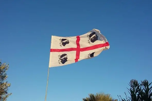 Un altro simbolo della Sardegna: la bandiera dei Quattro mori (Ansa)