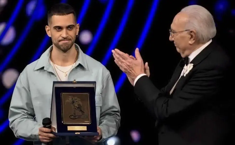 Consegna il premio della critica a Mahmood a Sanremo Giovani 2018