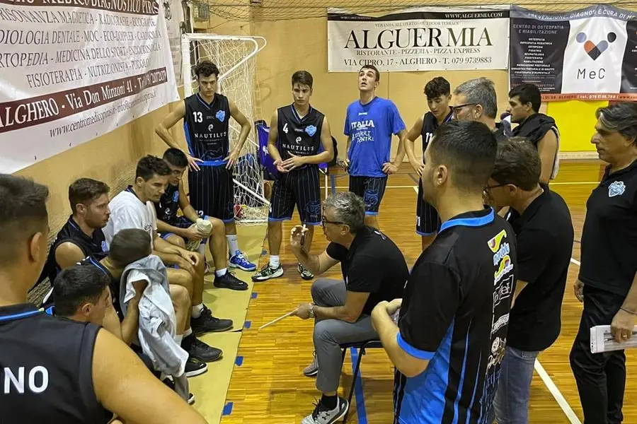 Giuseppe Mulas, coach della Coral Alghero, nel corso di un time out (foto concessa dalla Coral Alghero)