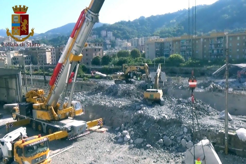Genova, spunta una nuova ipotesi: &quot;Un tir ha causato il crollo del Ponte Morandi&quot;