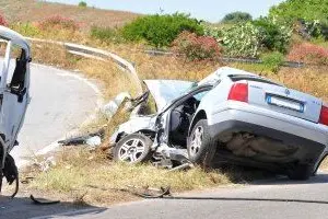 L'auto distrutta dopo lo scontro sulla S.S.126