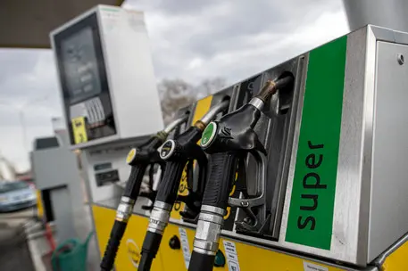 Un distributore di carburante (Ansa)