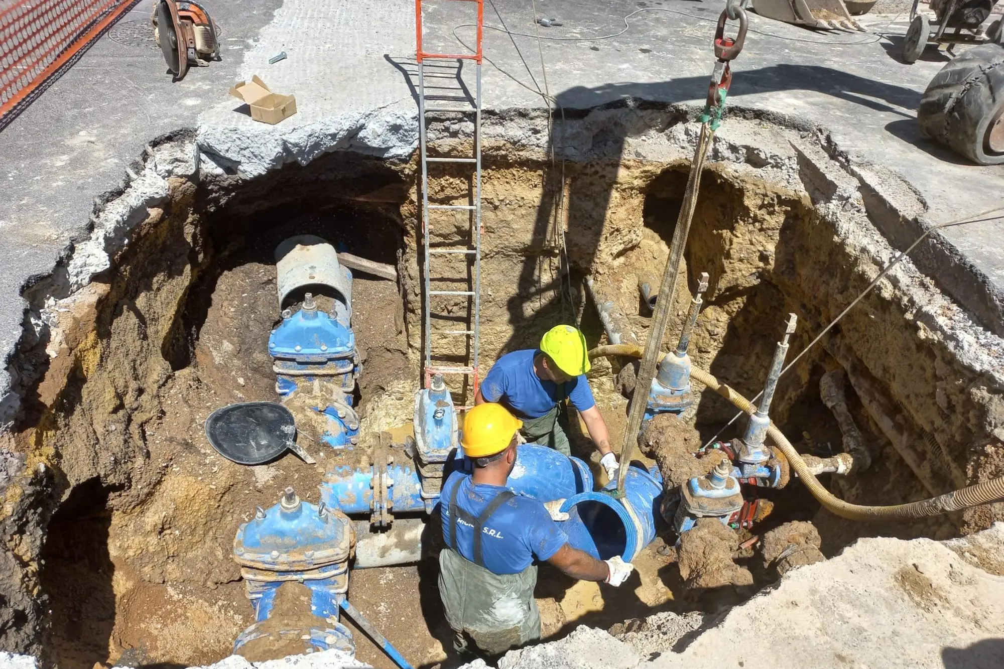 Una squadra di Abbanoa al lavoro per riparare una condotta idrica (foto archivio)