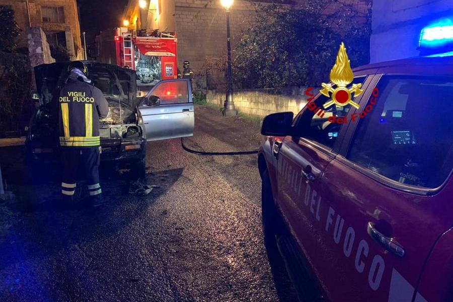 Cuglieri, auto in fiamme nella notte: intervengono i vigili del fuoco
