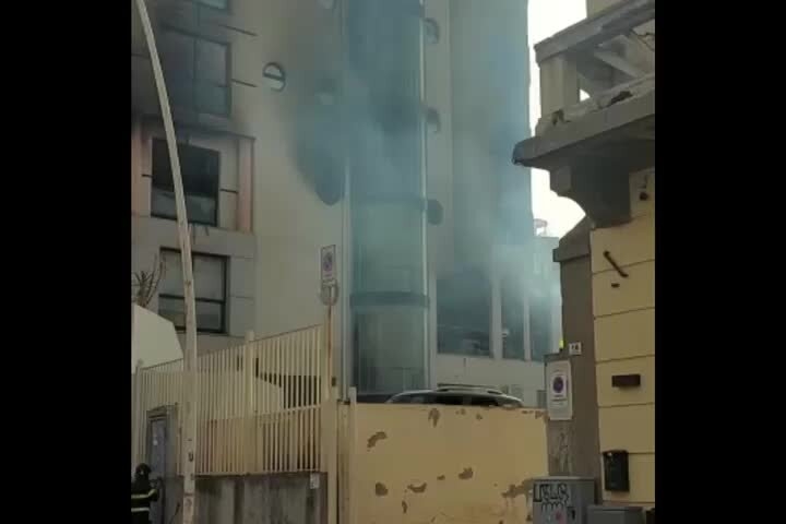 Incendio in uno studio medico a Cagliari