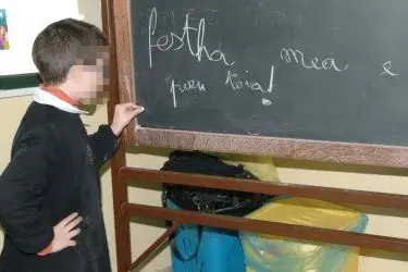 Un alunno si esercita sulla lingua sarda