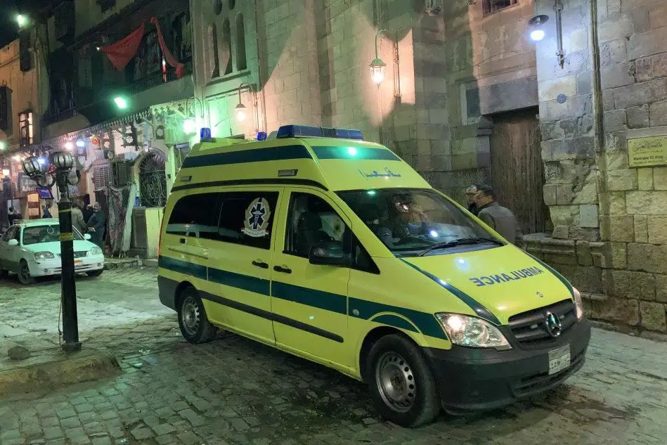 Un'ambulanza al Cairo (Ansa)